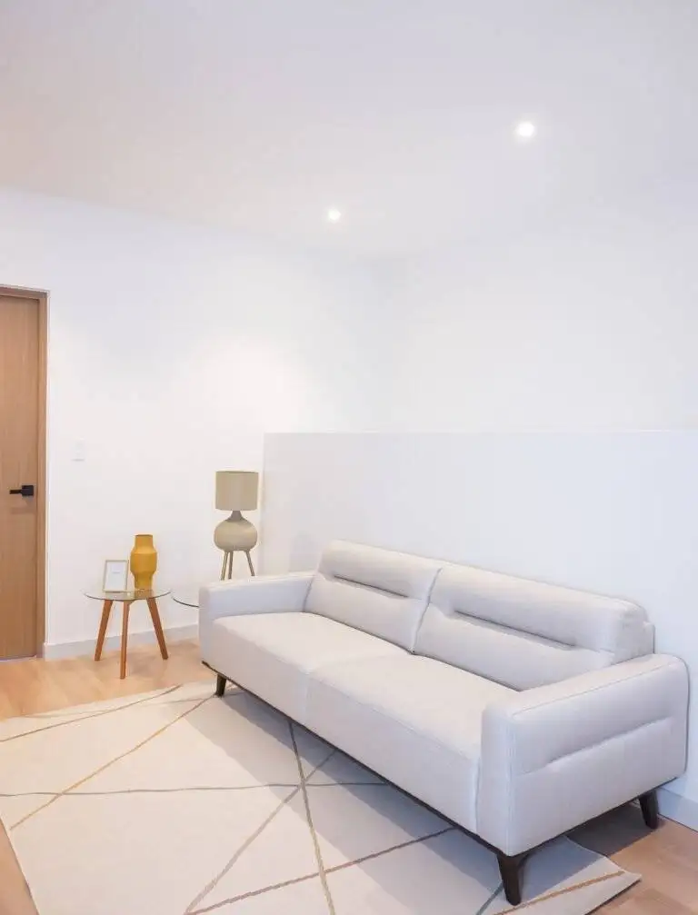 Sala moderna con sofá amplio y acabados claros en 385 Francosta, Barreal de Heredia