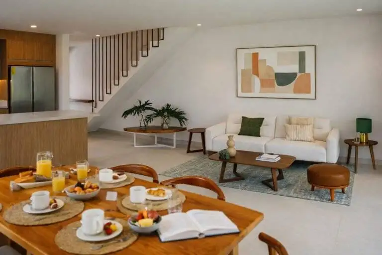 Área social de concepto abierto con comedor, sala y escaleras en 385 Francosta, Barreal de Heredia