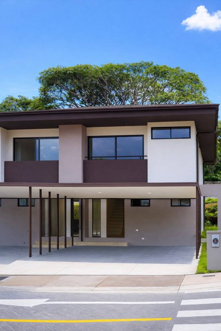 Casa moderna de dos niveles en 385 Francosta, Barreal de Heredia, con cochera techada y ventanales amplios.