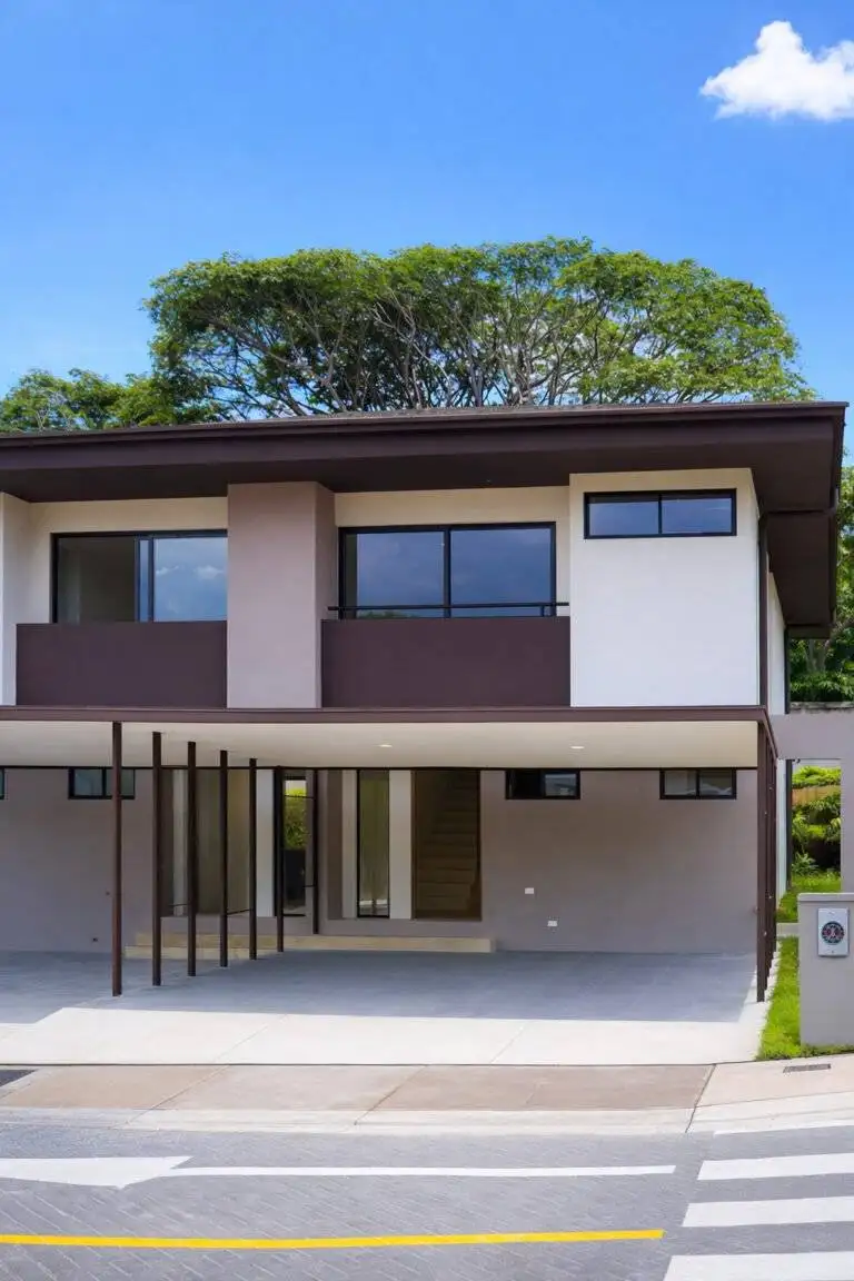 Casa moderna de dos niveles en 385 Francosta, Barreal de Heredia, con cochera techada y ventanales amplios.