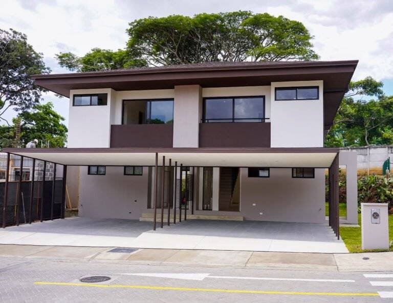 Vista frontal de casa de dos pisos con cochera amplia en 385 Francosta, Barreal de Heredia.