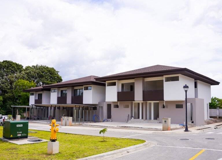 Conjunto de casas en 385 Francosta, Barreal de Heredia, con diseño moderno y acceso interno.