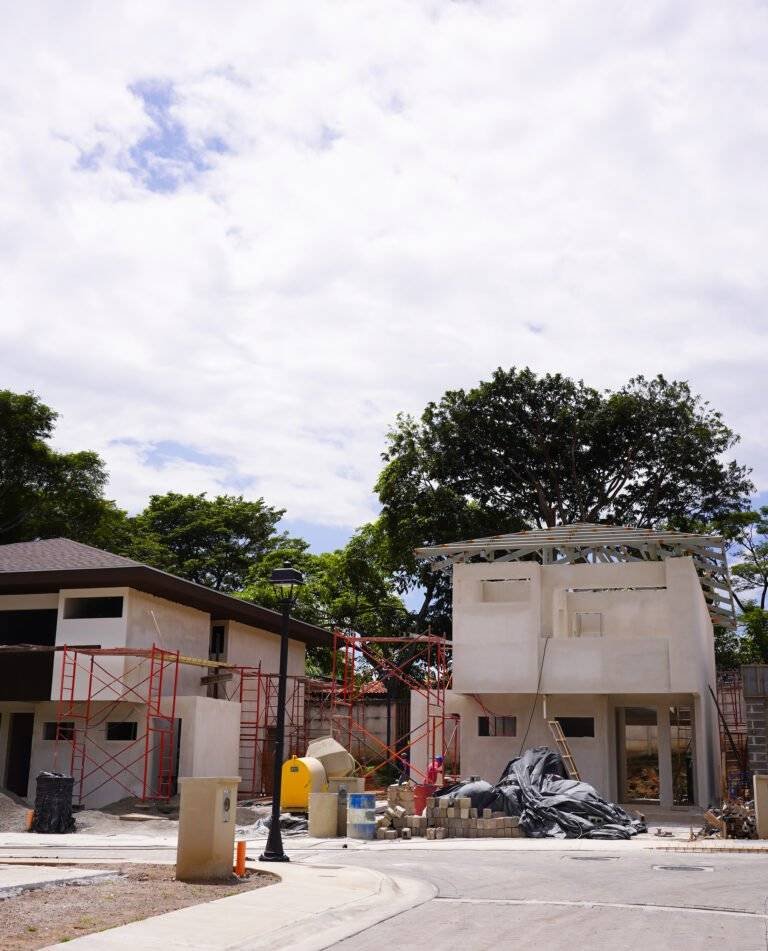 Avance de construcción en 385 Francosta, Barreal de Heredia, con estructuras y trabajos en desarrollo.