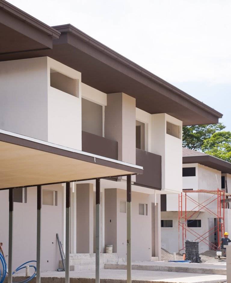 Detalle arquitectónico exterior de casas en 385 Francosta, Barreal de Heredia, con diseño de líneas modernas.