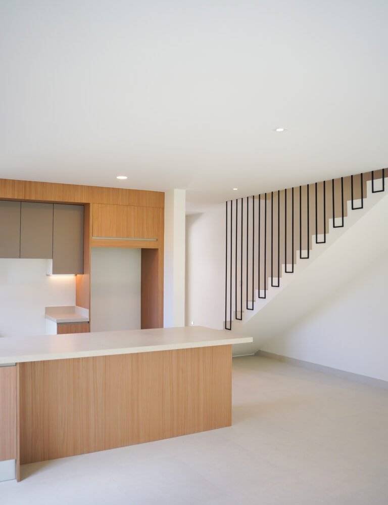 Área social abierta con cocina e iluminación empotrada junto a escalera moderna, en 385 Francosta, Barreal de Heredia.