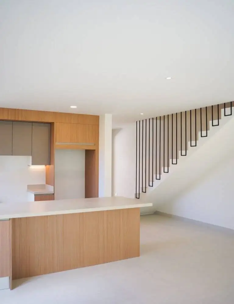 Área social abierta con cocina e iluminación empotrada junto a escalera moderna, en 385 Francosta, Barreal de Heredia.