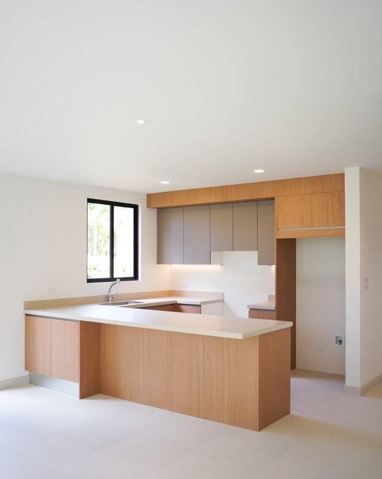 Cocina moderna con isla y acabados en madera, en casa de 385 Francosta, Barreal de Heredia.